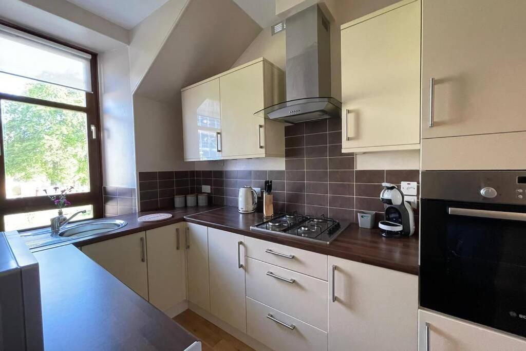 No 10 Immaculate City Centre, Top Floor 2 Bed Flat With Free Parking Inverness Esterno foto
